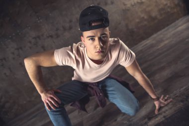 Hileci performans break dans duvar arka planda, Genç adam