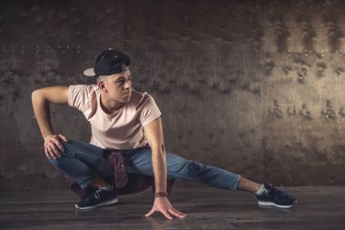 Hileci performans break dans duvar arka planda, Genç adam