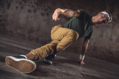 Hileci performans break dans duvar arka planda, Genç adam