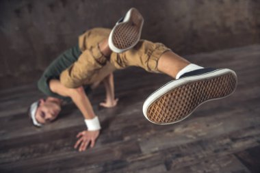 Hileci performans break dans duvar arka planda, Genç adam