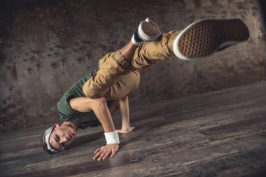 Hileci performans break dans duvar arka planda, Genç adam
