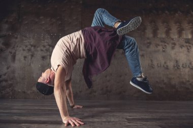 Hileci performans break dans duvar arka planda, Genç adam