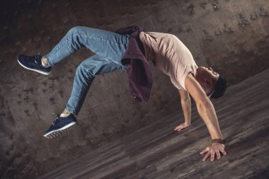 Hileci performans break dans duvar arka planda, Genç adam