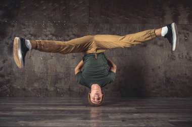 Hileci performans break dans duvar arka planda, Genç adam