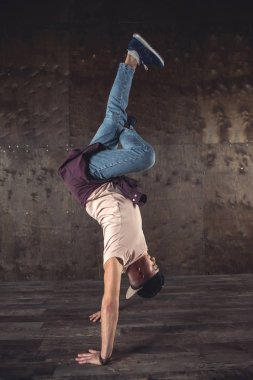 Hileci performans break dans duvar arka planda, Genç adam