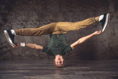 Hileci performans break dans duvar arka planda, Genç adam