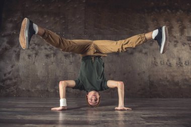 Hileci performans break dans duvar arka planda, Genç adam