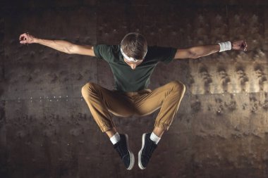 Hileci performans break dans duvar arka planda, Genç adam