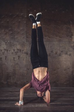 Hileci performans break dans duvar arka planda, Genç adam