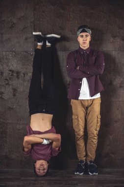 Genç erkekler break dans hileci performans duvar arka plan üzerinde