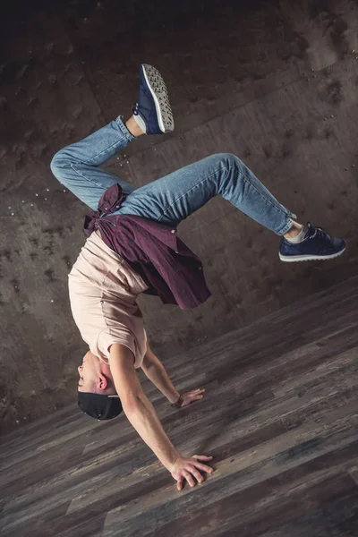 Joven Romper Bailando Fondo Pared Realizando Trucos — Foto de Stock