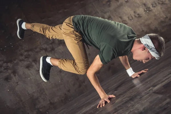 Jonge Man Break Dancing Achtergrond Muur Uitvoeren Van Trucs — Stockfoto