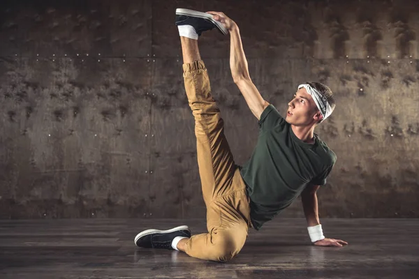 Mladý Muž Break Dance Zdi Pozadí Předvádění Triků — Stock fotografie