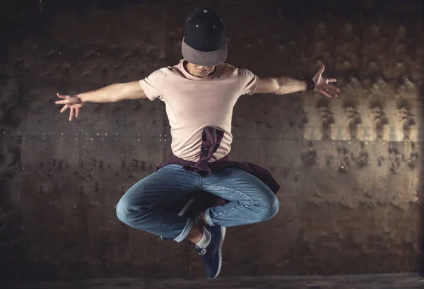 Молодий Чоловік Розбиває Танці Фоні Стіни Виконуючи Трюки — стокове фото