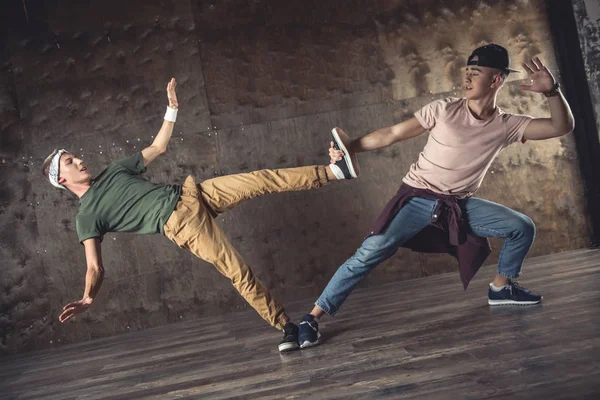 Молоді Чоловіки Ламають Танці Фоні Стіни Роблячи Трюки — стокове фото
