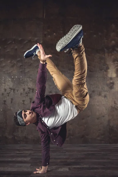 Mladý Muž Break Dance Zdi Pozadí Předvádění Triků — Stock fotografie