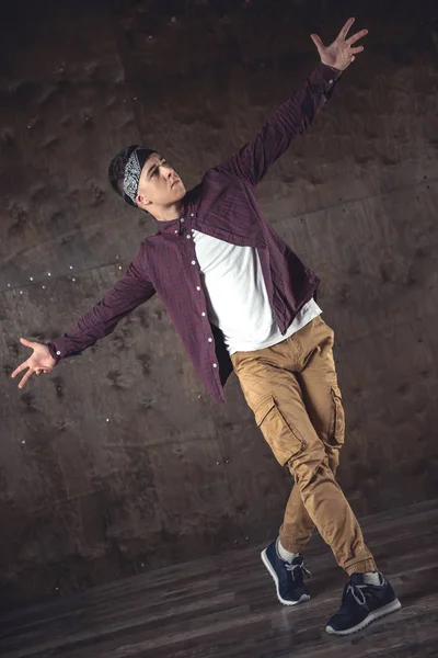 Молодой Человек Танцует Брейк Данс Фоне Стены Выполняя Трюки — стоковое фото