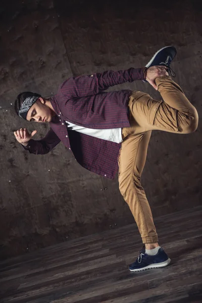 Молодой Человек Танцует Брейк Данс Фоне Стены Выполняя Трюки — стоковое фото