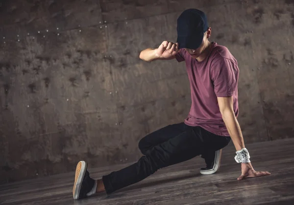 Jeune Homme Rompre Danse Sur Fond Mur Effectuer Des Tours — Photo