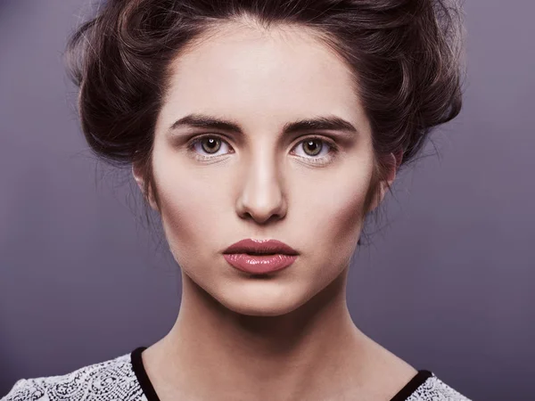 Portrait Beauté Jeune Femme Avec Une Coiffure Maquillage Regarde Caméra — Photo