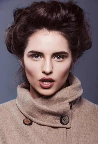 Piękno Portret Młoda Kobieta Płaszcz Fryzurę Makijaż Jest Patrząc Kamery — Zdjęcie stockowe