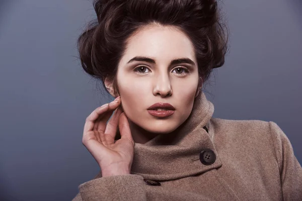 Retrato Belleza Mujer Joven Abrigo Con Peinado Maquillaje Está Mirando —  Fotos de Stock