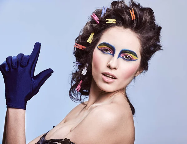 Portret Urody Moda Kreatywność Młoda Kobieta Kolorową Fryzurą Makijaż Trzyma — Zdjęcie stockowe