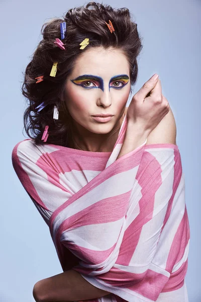 Portret Urody Moda Kreatywność Młoda Kobieta Kolorową Fryzurą Makijaż Patrzy — Zdjęcie stockowe