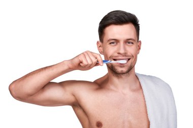 Diş Bakımı. Yakışıklı adam beyaz izole dişlerini fırçalıyor portresi