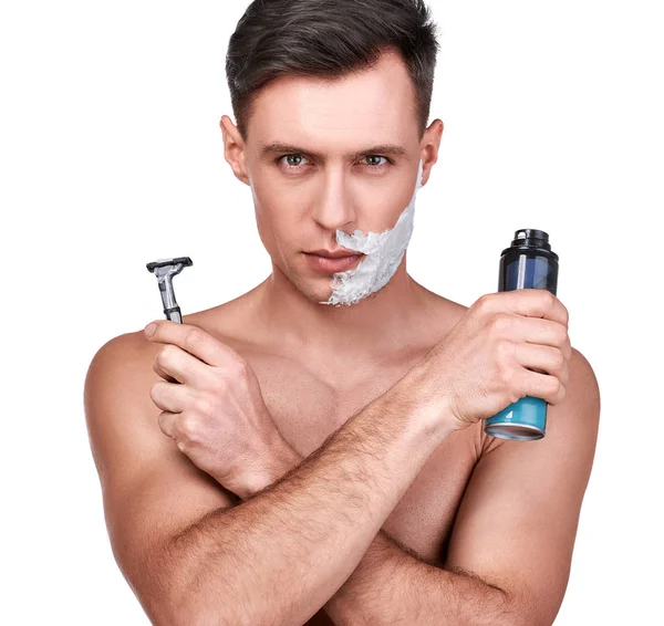 男人的美丽 英俊的人拿着剃须刀和剃须泡沫的画像 查出在白色 — 图库照片