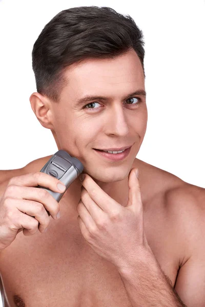 Uroda Męska Portret Przystojny Mężczyzna Pomocą Elektryczne Maszynki Golenia Uśmiechnięty — Zdjęcie stockowe