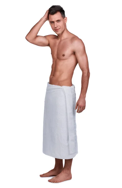 Männerschönheit Ganzkörperporträt Eines Gutaussehenden Mannes Handtuch Gehüllt Isoliert Auf Weiß — Stockfoto
