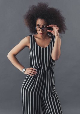 Şık Afro Amerikan kadın