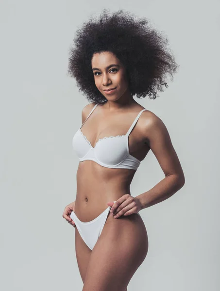 Afro amerikansk kvinna i underkläder — Stockfoto