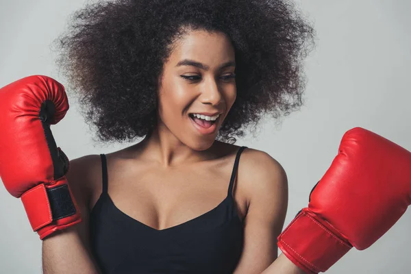 Mujer afroamericana en guantes de boxeo —  Fotos de Stock