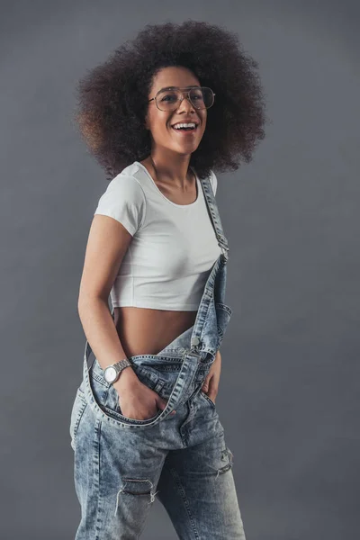 Afro americano donna in jean tuta intera — Foto Stock