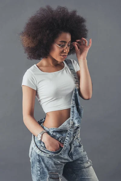 Afro mujer americana en overoles de jean —  Fotos de Stock