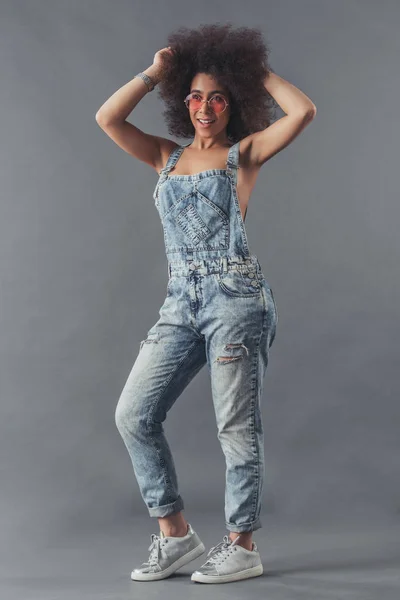 Afro americano donna in jean tuta intera — Foto Stock