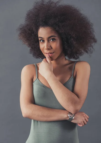 Mulher afro-americana de vestido — Fotografia de Stock