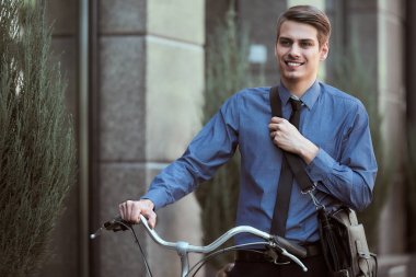 Bisiklet ile işadamı