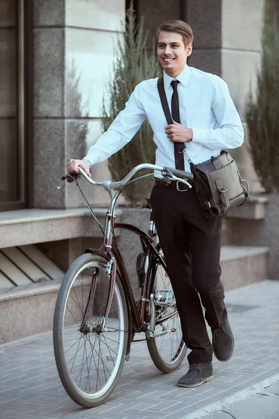 Werknemer met fiets — Stockfoto