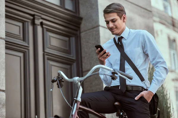 Trabajador con bicicleta — Foto de Stock