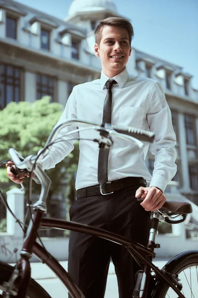 Geschäftsmann mit Fahrrad — Stockfoto