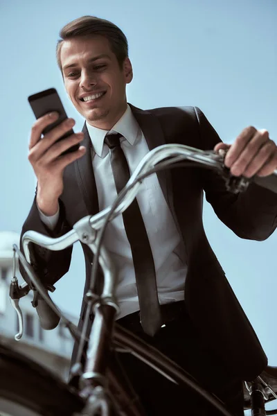 Uomo d'affari con bicicletta — Foto Stock