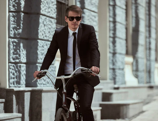 Empresário com bicicleta — Fotografia de Stock