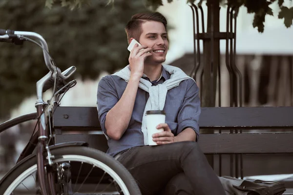 Uomo con bicicletta — Foto Stock