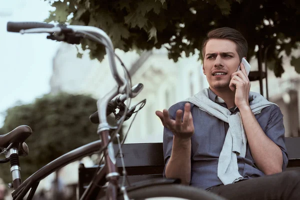 自転車を持つ男 — ストック写真