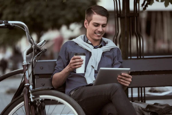 Man met fiets — Stockfoto