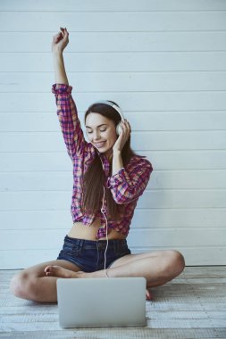 dizüstü bilgisayar ile kız