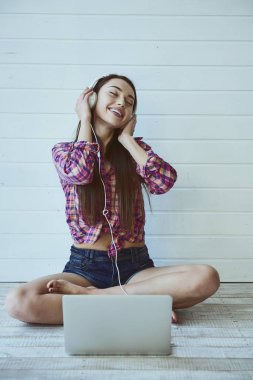 dizüstü bilgisayar ile kız